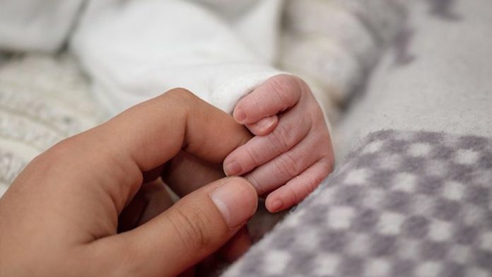 Bebé muere luego de que su madre le diera Vodka