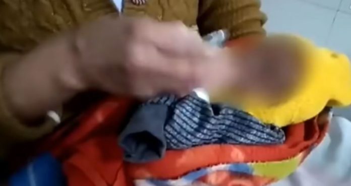 Rescatan a una bebé que fue enterrada viva por sus propios padres 