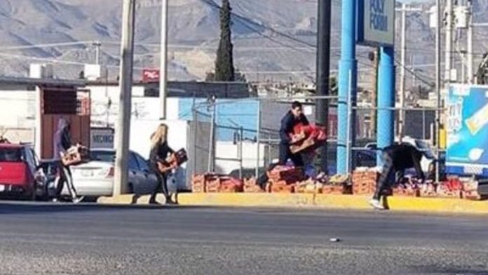 Bimbo se enorgullece de ciudadanos honestos que ayudaron a recoger el pan de una camioneta que se abrió