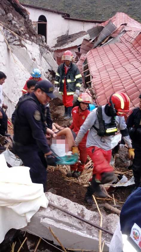 Boda termina en desgracia, caída del techo deja 15 muertos