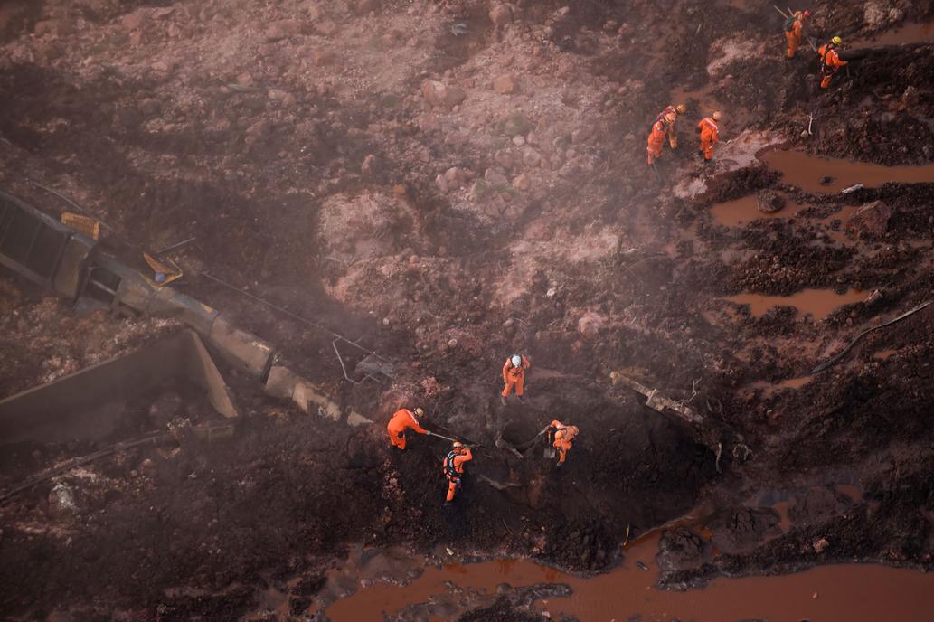 Buscan entre el lodo a cientos de desaparecidos en Brasil por desborde de una presa