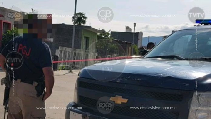Abandonan cadáver con signos de violencia en una camioneta en Aguililla