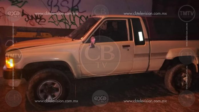 Indagan la muerte de chofer a bordo de una camioneta robada en Pátzcuaro