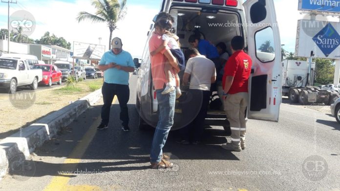 Mujer resulta lesionada en Lázaro Cárdenas al chocar contra camioneta de Televisa 