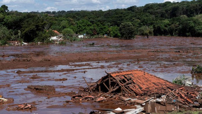 Buscan entre el lodo a cientos de desaparecidos en Brasil por desborde de una presa
