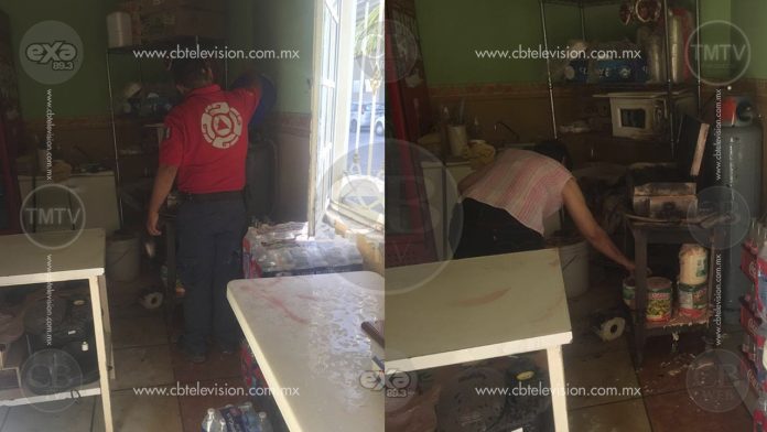 Bomberos apagan incendio en negocio de comida en Apatzingán
