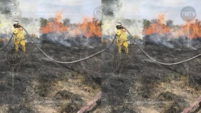 Bomberos apagan incendio y evitan que se propague en Apatzingán  