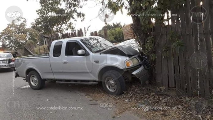 Hombre muere en al chocar contra un árbol
