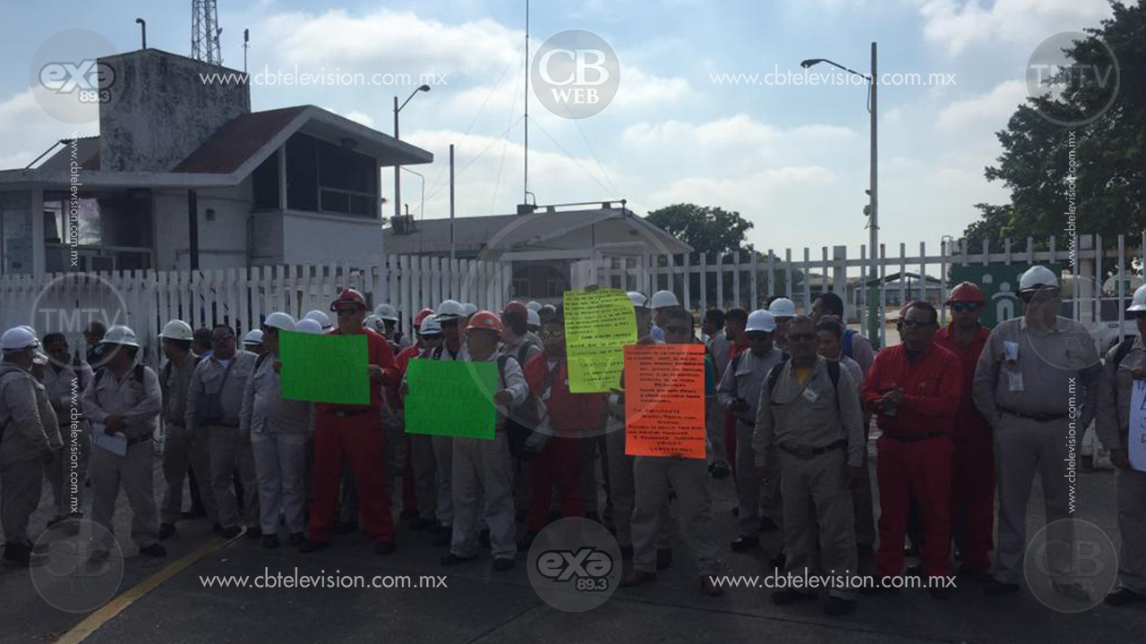 Empleados de la paraestatal PEMEX en Lázaro Cárdenas realizan paro de labores