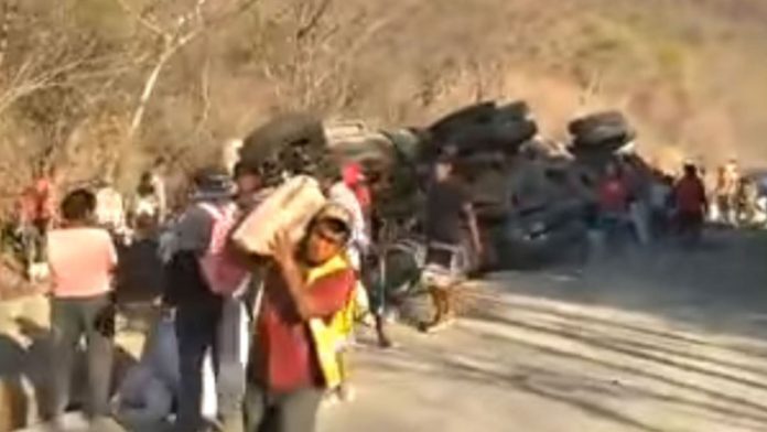 Vuelca camión de cemento y la gente lo roba todo
