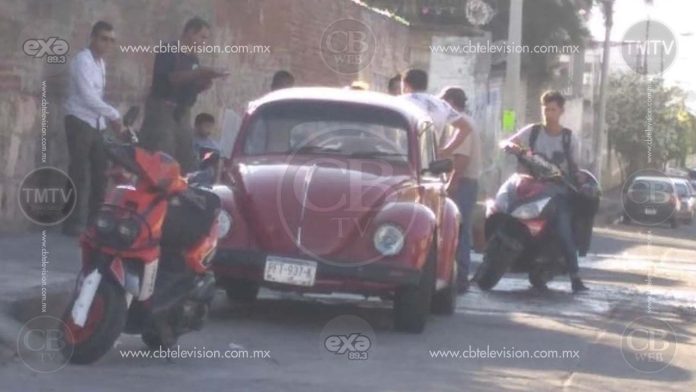 Ciudadanos impiden incendio de vocho en la colonia Obrera