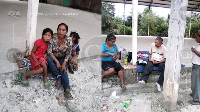 Padres de familia son encadenados y encarcelados por autoridades de Aquila al oponerse al cierre de escuela