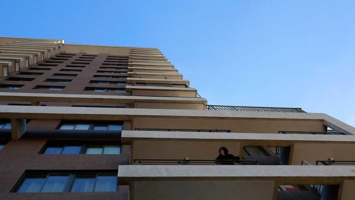 Niño fallece al caer desde el décimo piso jugando a ser Superman