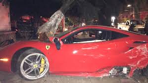 Choca en Guadalajara y abandona su Ferrari de 7 millones de pesos