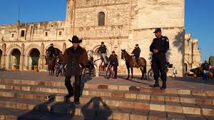 Por falta de gasolina policías de Yuriria vigilan usando caballos y bicicletas