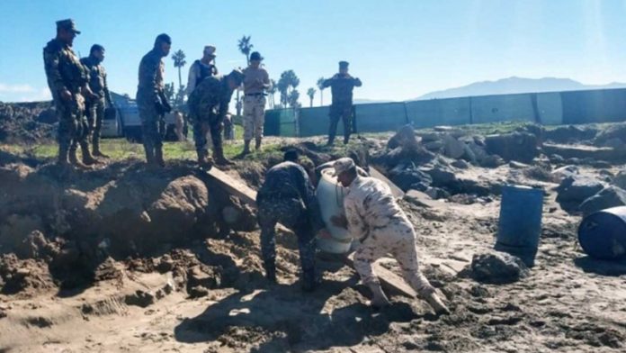Aseguran embarcación de droga y huachicol en Ensenada, Baja California