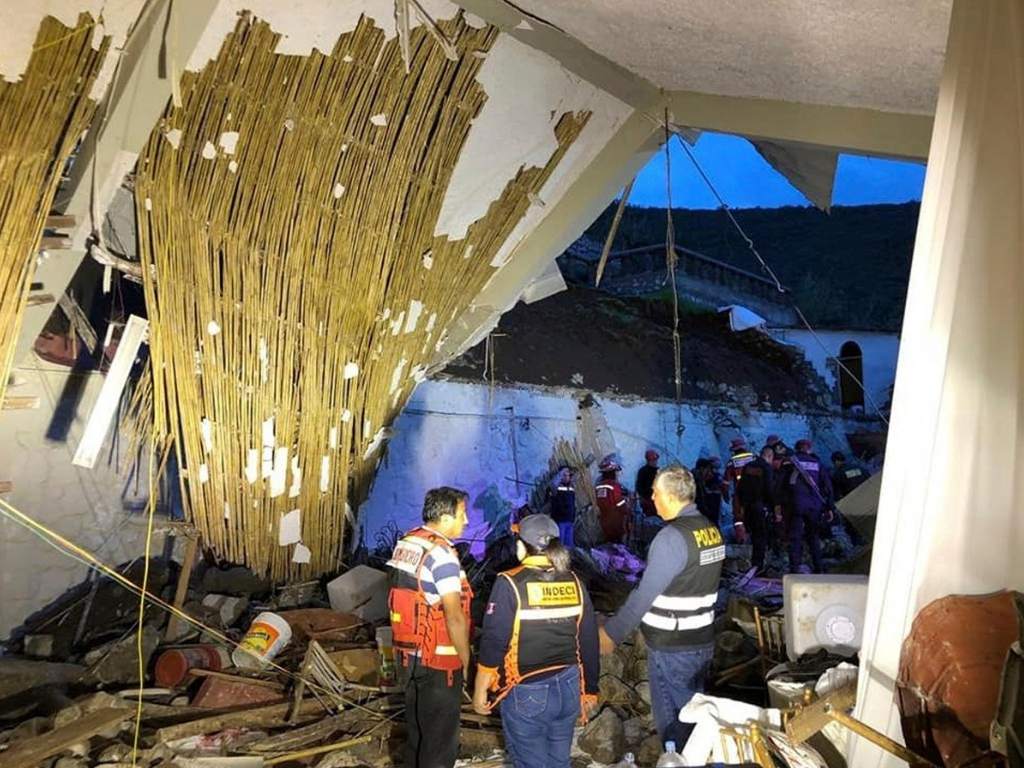 Boda termina en desgracia, caída del techo deja 15 muertos