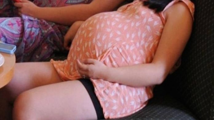 Luego de ser secuestrada, niña quedó embarazada de su padre y de su hermano