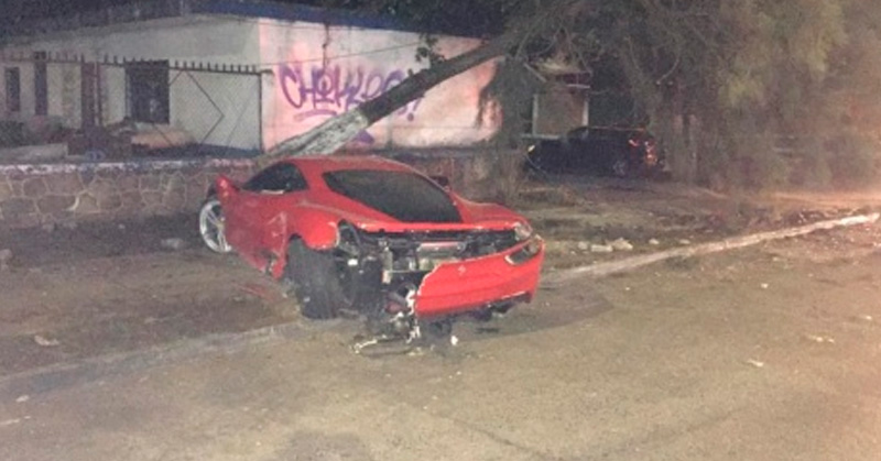 Choca en Guadalajara y abandona su Ferrari de 7 millones de pesos