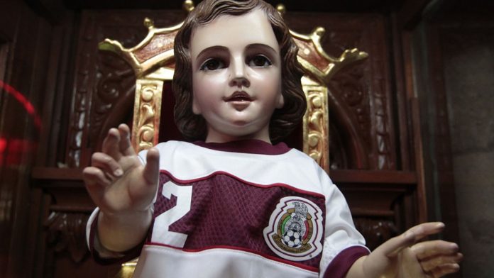 Iglesia pide no vestir a niño Jesús con uniformes de fútbol ni de la Santa Muerte
