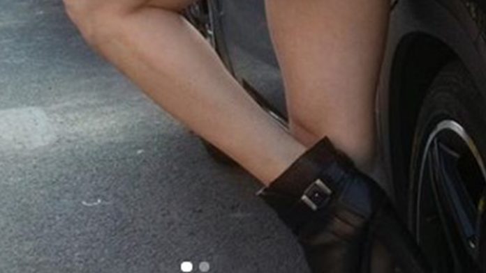 Mujer se desnuda haciendo fila para la gasolina