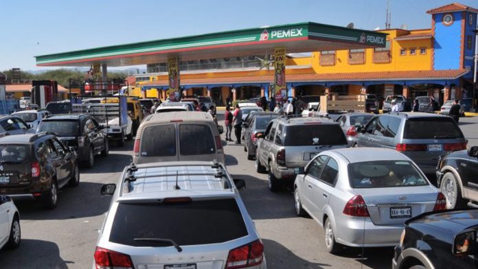 Llevar autos a cargar gasolina, la nueva fuente de empleo