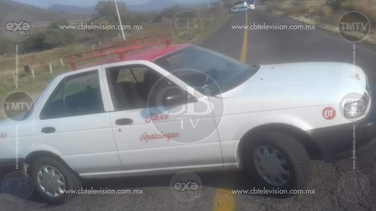 Civiles armados bloquean carreteras en Tierra Caliente