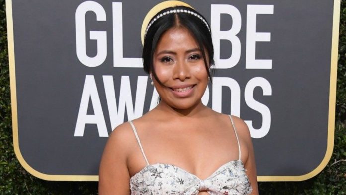 Le llueven críticas a Yalitza Aparicio por el vestido que usó para asistir a los Globos de Oro