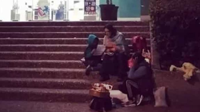 Se viraliza Elenita, la mujer que da clases en la calle al hijo de una vendedora de dulces