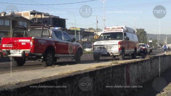 Choca automovilista contra camión y resulta herido