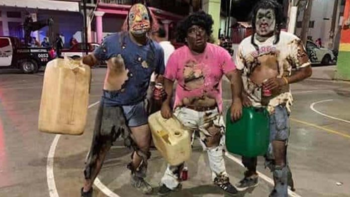 Se disfrazan de huachicoleros en carnaval y causan indignación