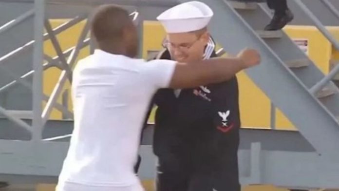 Marinero recibe a su esposo con apasionado beso y se viraliza