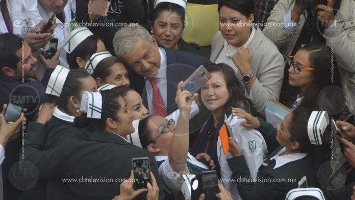 AMLO promete enfrentar corrupción en el IMSS y evitar el desabasto de medicamentos