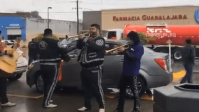 Ahora en Matamoros se presenta mariachi en gasolinera