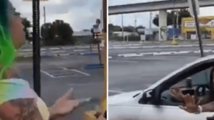 Video: Mujer encuentra a su esposo e hijo con otra y le dispara