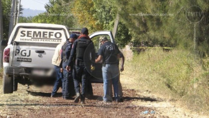 Matan y cuelgan de un árbol a velador en Zitácuaro