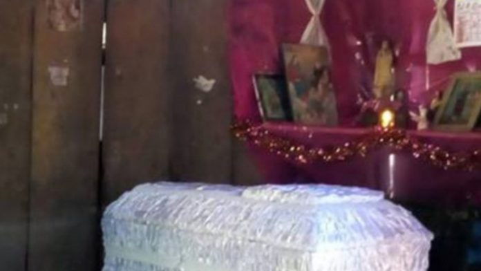 Niña de cinco años muere al caerle un cohete en su pecho