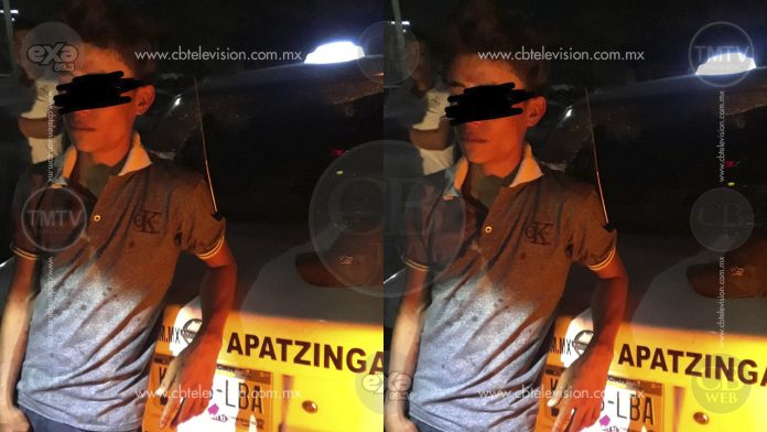 Taxistas de Apatzingán se unen para atrapar a niño asaltante y le encuentran pistola de juguete
