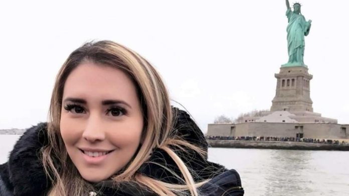 Con tres meses de trabajo, funcionaria pública presume vacaciones en Nueva York