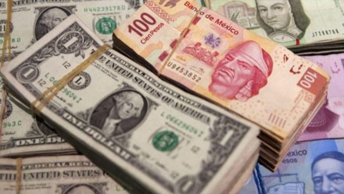 El peso mexicano registra un retroceso frente al dólar