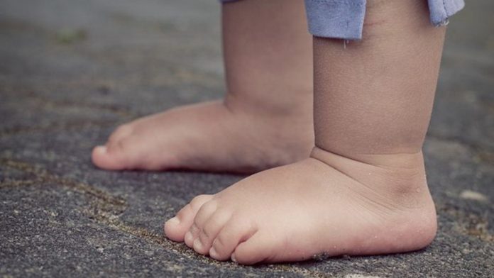 Desnudo, calcinado y sin vida hallan a bebé en lote baldío de Guadalajara