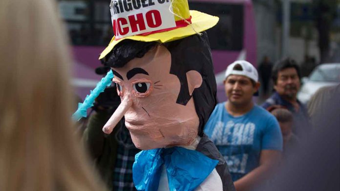 Manifestantes rompen piñata con imagen de ‘El Bronco’ y lo llaman mentiroso