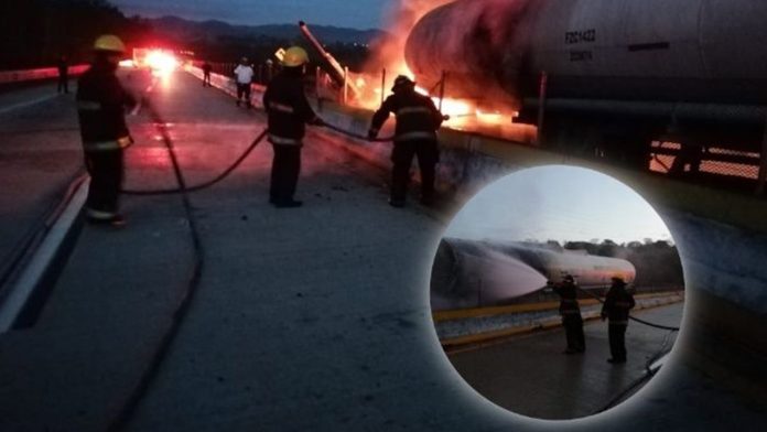 Se incendia pipa de combustible en la autopista del Sol México-Acapulco