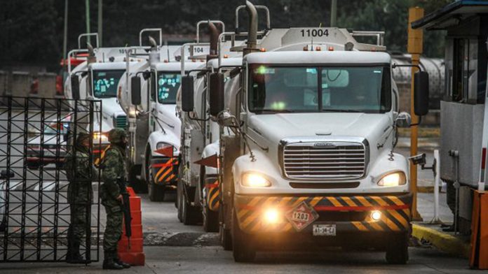 Obrador anuncia que contratará dos mil conductores de pipas
