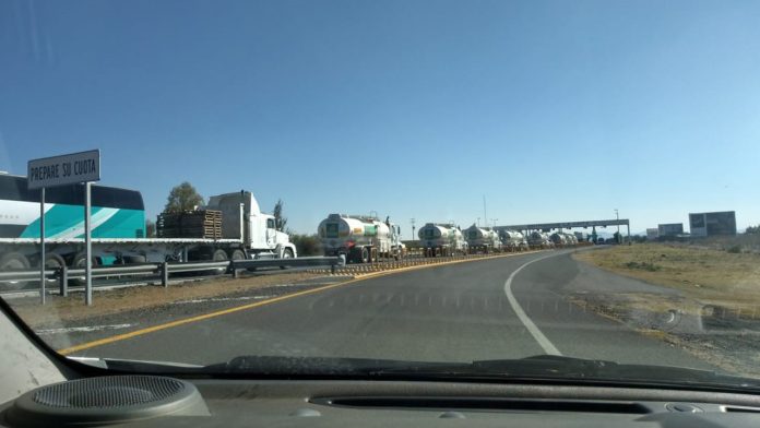 Se reportan 12 pipas en la carretera Morelia-Salamanca