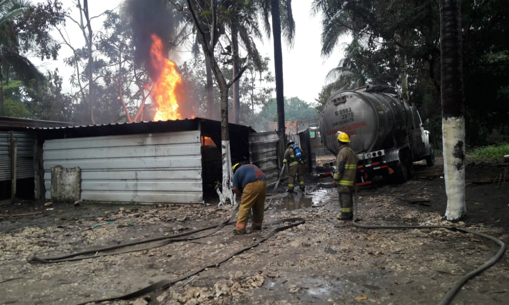 Se incendia almacén de huachicol en Tabasco