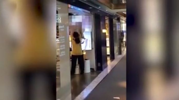 Video: Tienda comercial proyecta por error video porno en todas sus pantallas