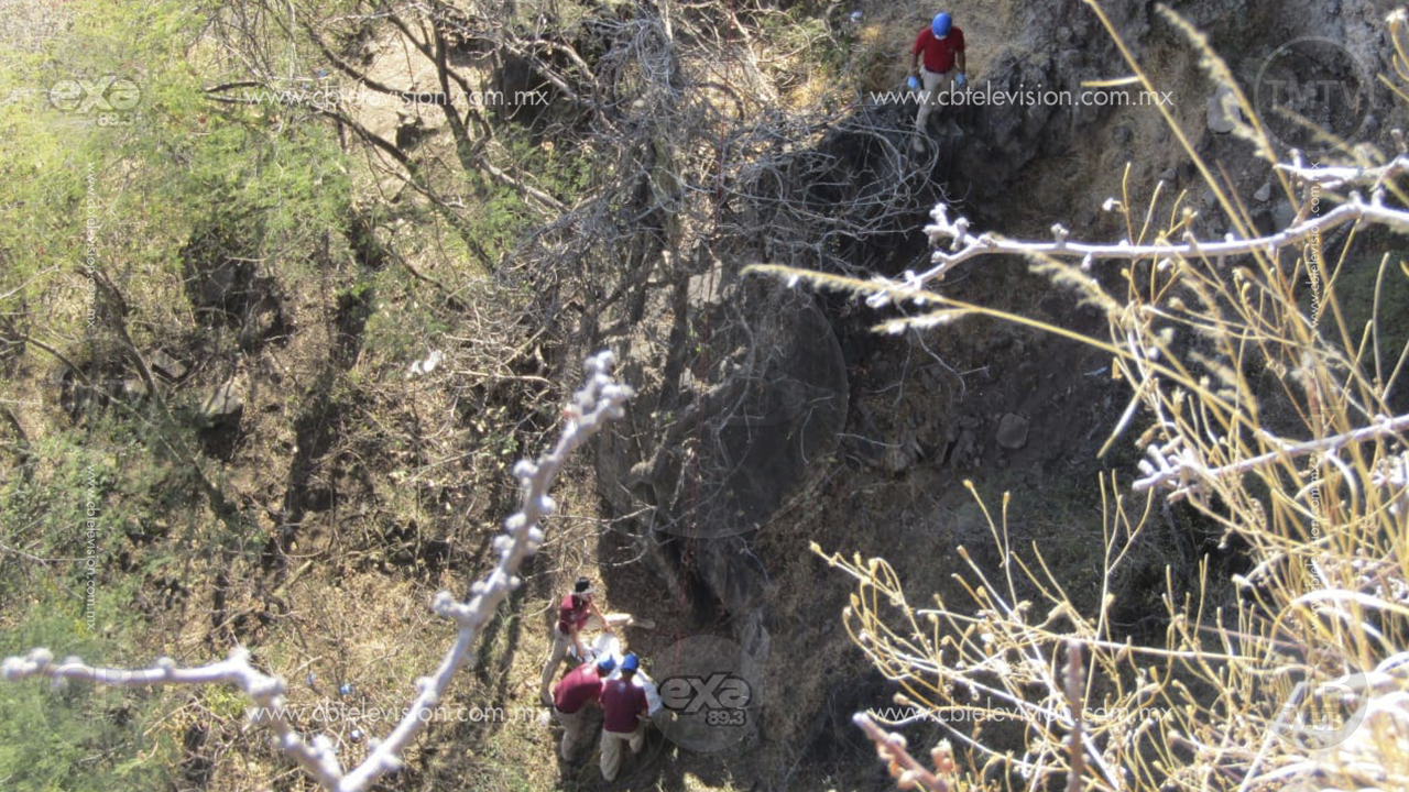 Localizan dos cuerpos sin vida al fondo de una Barranca