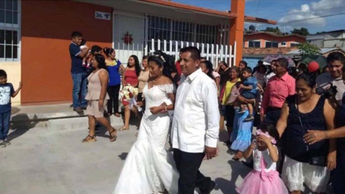 Secretario de la CNTE celebra su boda en escuela primaria