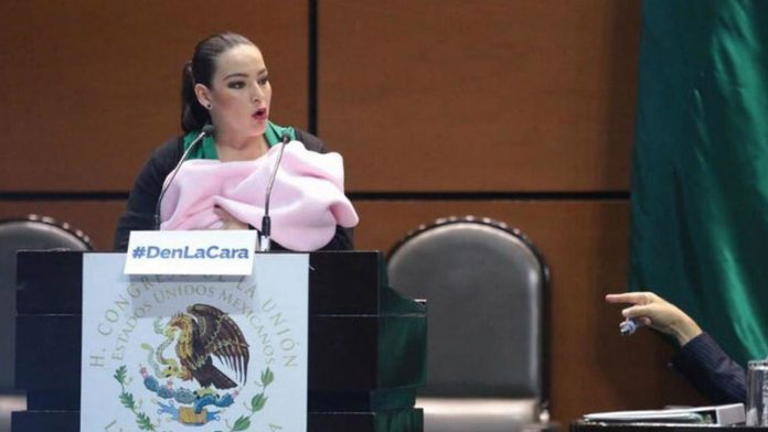 Con su bebé en brazos senadora Martha Márquez sube a tribuna y recibe burlas de Muñoz Ledo